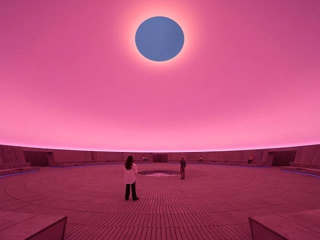 A skyspace with a circular aperture in a pink room